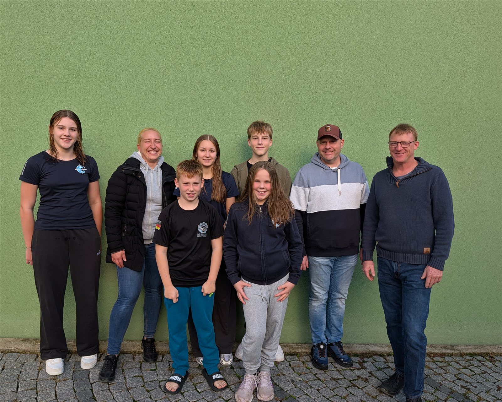 Die Schwimmerinnen, Schwimmer und Trainer der TVM-Wellenkiller beim Wettkampf in Kitzingen